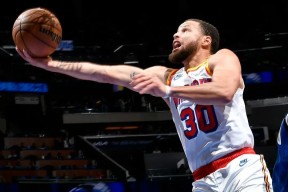 开云体育- 库里重返赛场，锐不可当首场状态出色，利物浦观众沸腾！